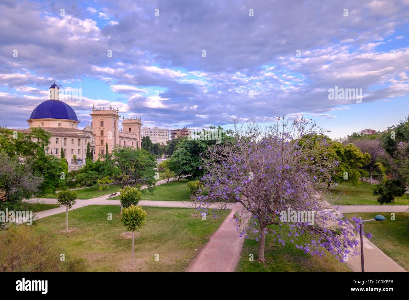 Valencia Turia River Gardens jardin del Turia, Musée des Beaux-Arts, espace loisirs et sport, Espagne. Coucher de soleil panoramique. Banque D'Images