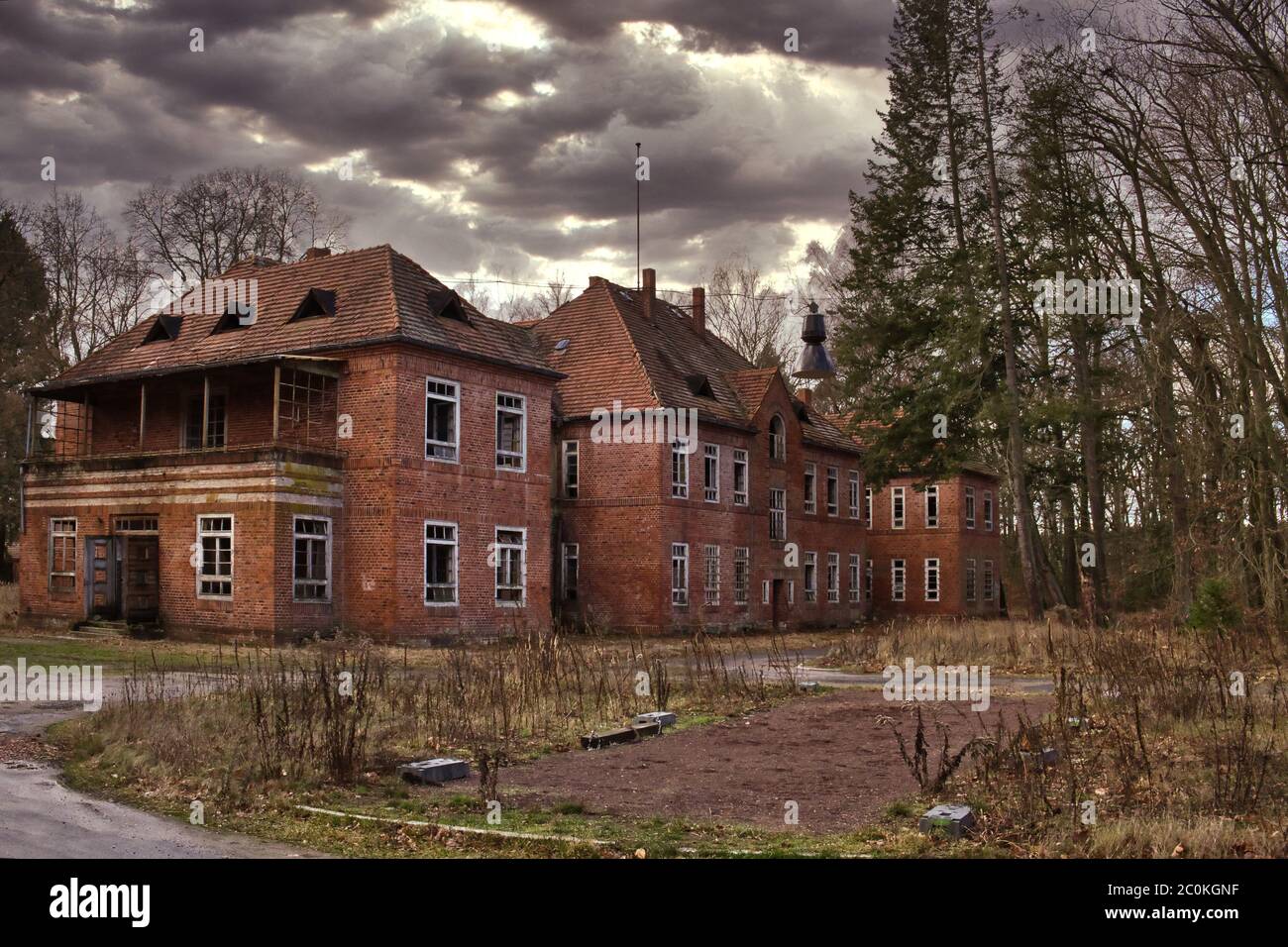 Fantomes De Manoir Hante Les Ruines De L Hopital Abandonne Par Une Sombre Journee D Hiver Photo Stock Alamy Fantomes De Manoir Hante Les Ruines De L Hopital Abandonne Par Une Sombre Journee D Hiver Photo Stock Alamy