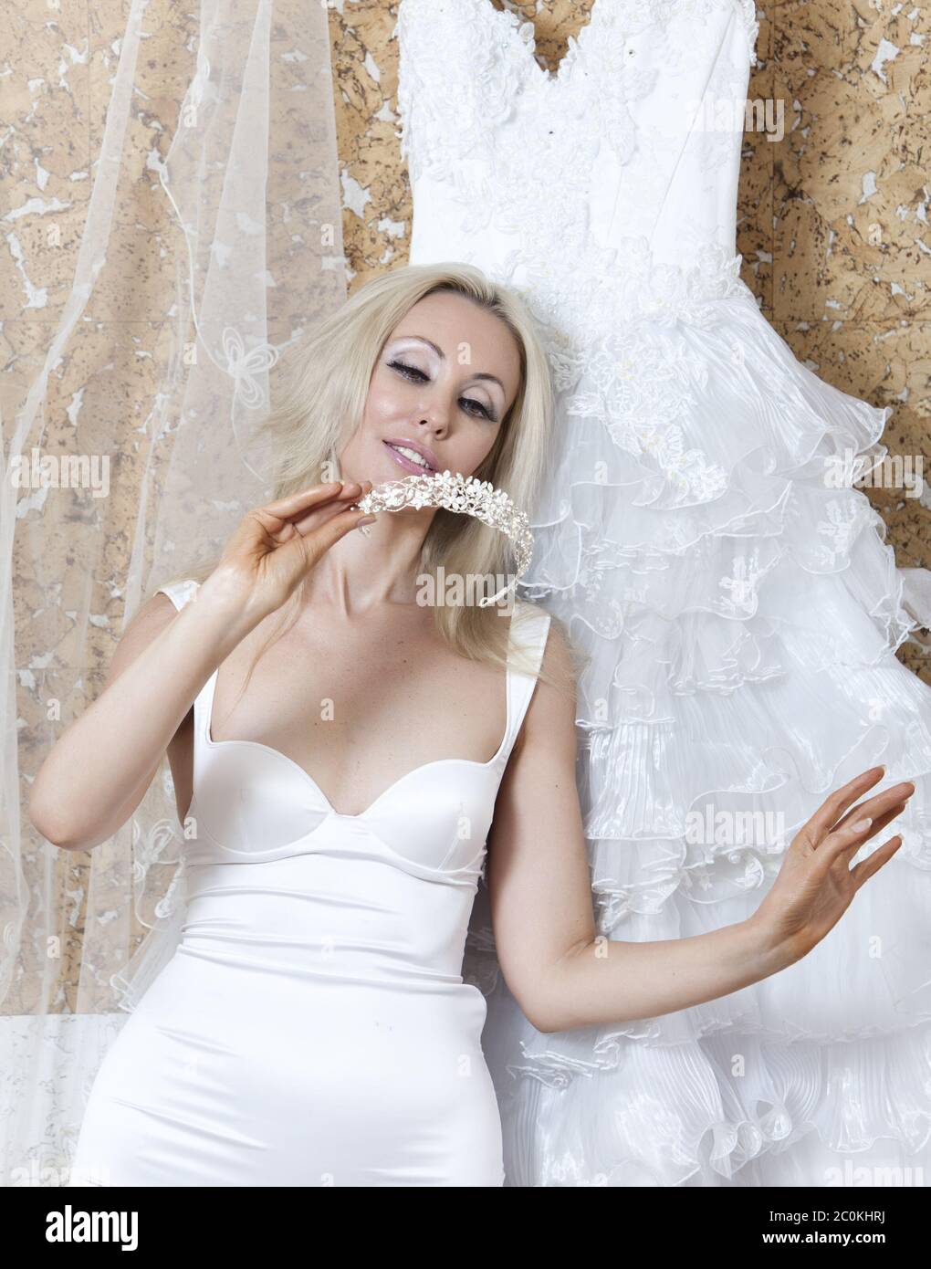 la jeune femme près de la robe de mariage rêve de mariage Banque D'Images