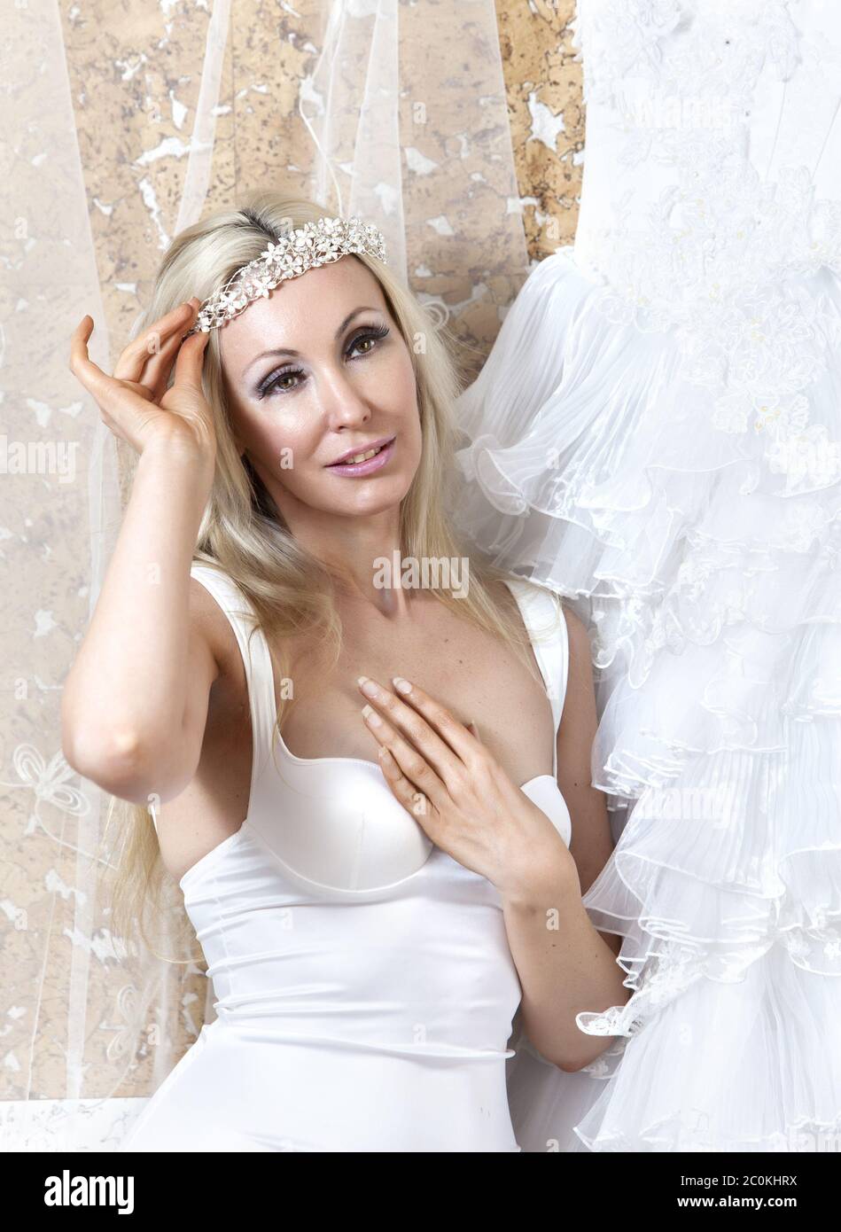 Belle femme avec une robe de mariage. Le montage Banque D'Images