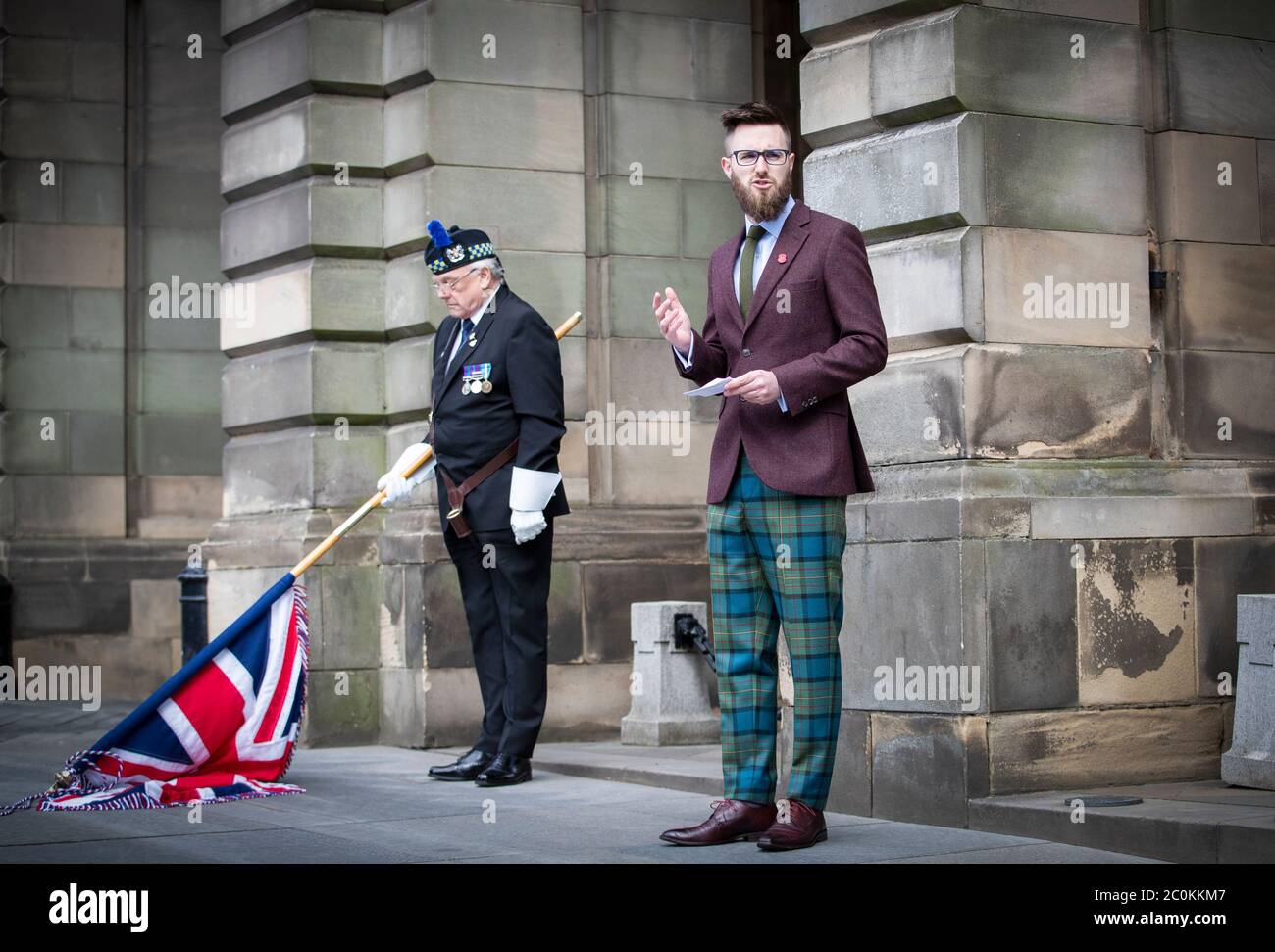 Jack Low, petit-fils du regretté Jack Low qui a servi avec 2 Company Queen's Own Cameron Highlanders 51e Highland Division pendant la Seconde Guerre mondiale, Lit un poème devant les chambres de ville d'Édimbourg lors de la commémoration de St Valery pour rappeler les milliers d'Écossais qui ont été tués ou capturés lors de « l'oubli de Dunkerque » il y a 80 ans. Banque D'Images