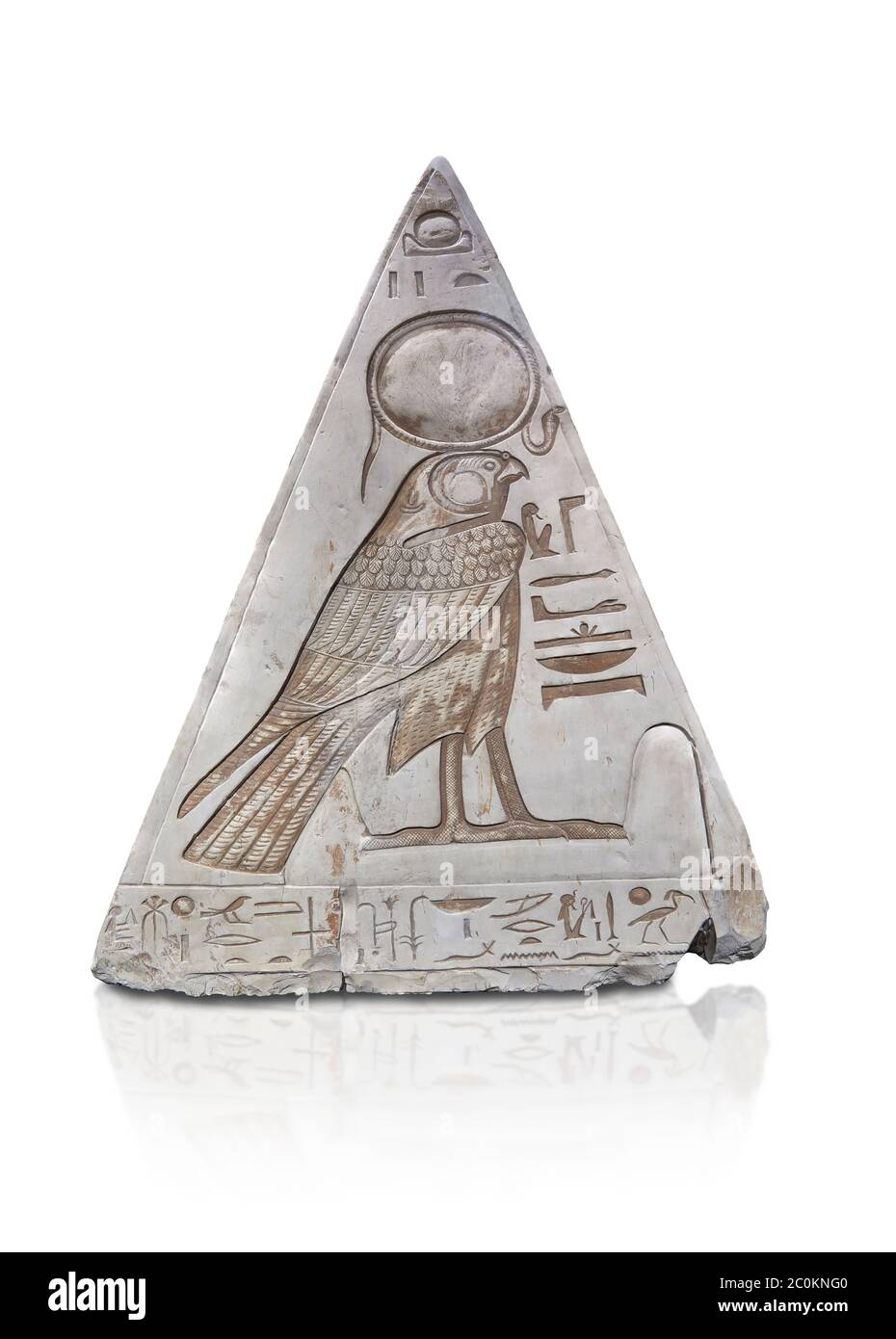 Face sud de l'ancien Pyramidion égyptien de Ramose avec la représentation de Horus, Limestone, Nouveau Royaume, 19e Dtaminent (1292-1190 av. J.-C.), Dier el-Medina. Égypte Banque D'Images