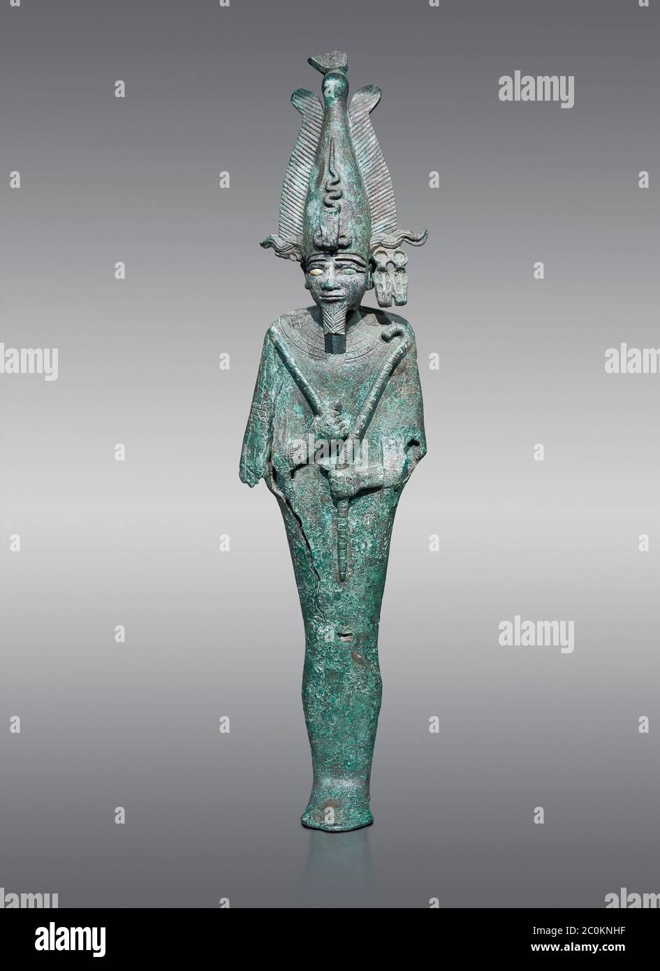 Ancienne statue de bronze égyptien d'Osiris, période Ptolomaienne, (722-30 av. J.-C.). Musée égyptien, Turin. Fond gris. Ancienne fundCat 39. Banque D'Images