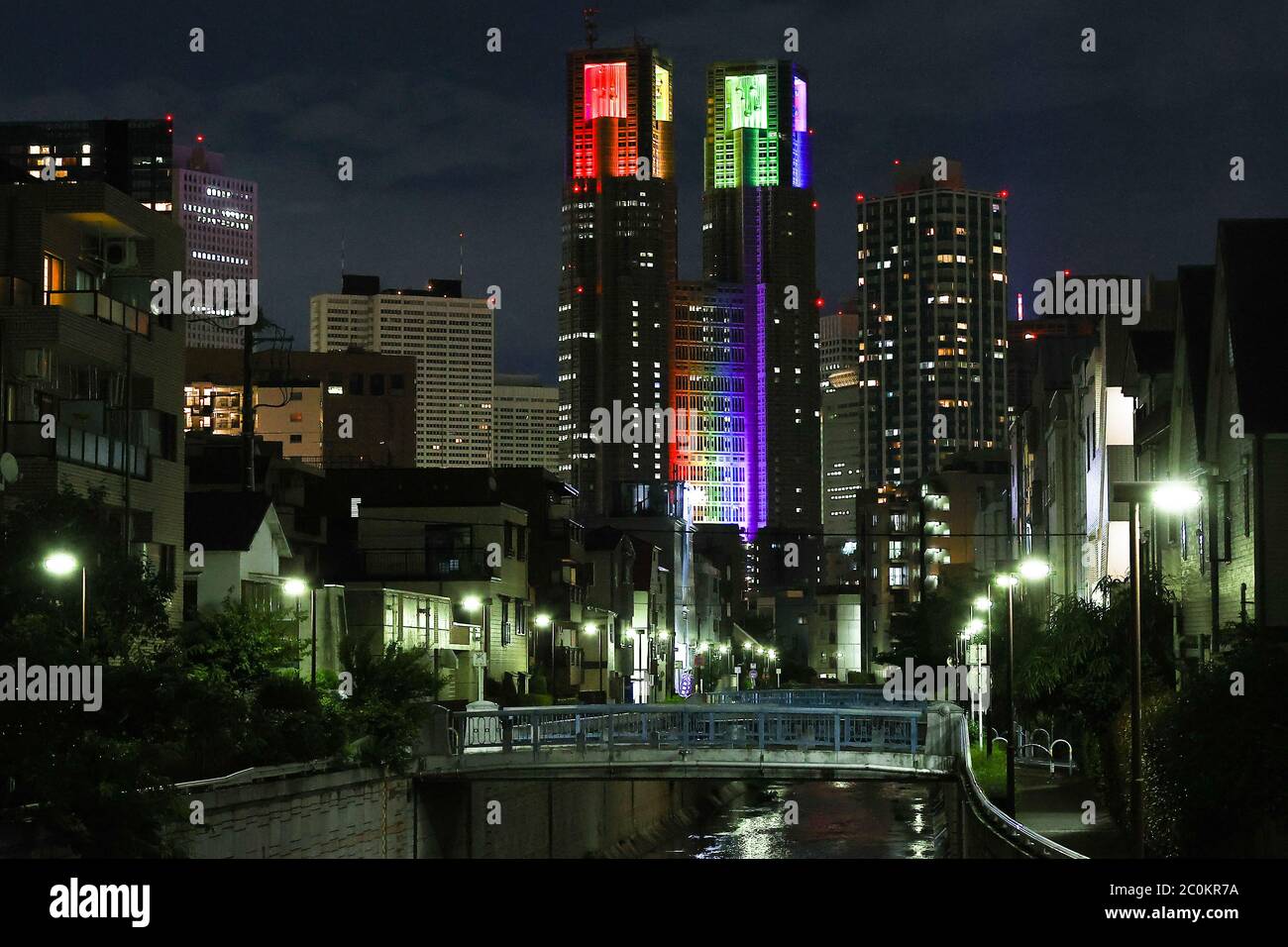 Le bâtiment du gouvernement métropolitain de Tokyo est illuminé dans les couleurs de l'arc-en-ciel le 11 juin 2020 à Tokyo, au Japon. Le gouverneur de Tokyo a levé l'alerte de Tokyo sur le coronavirus. Banque D'Images