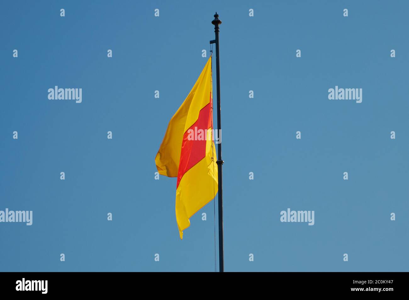 Drapeau jaune et rouge de Baden flottant dans le vent contre le ciel bleu à Rastatt, Allemagne Banque D'Images