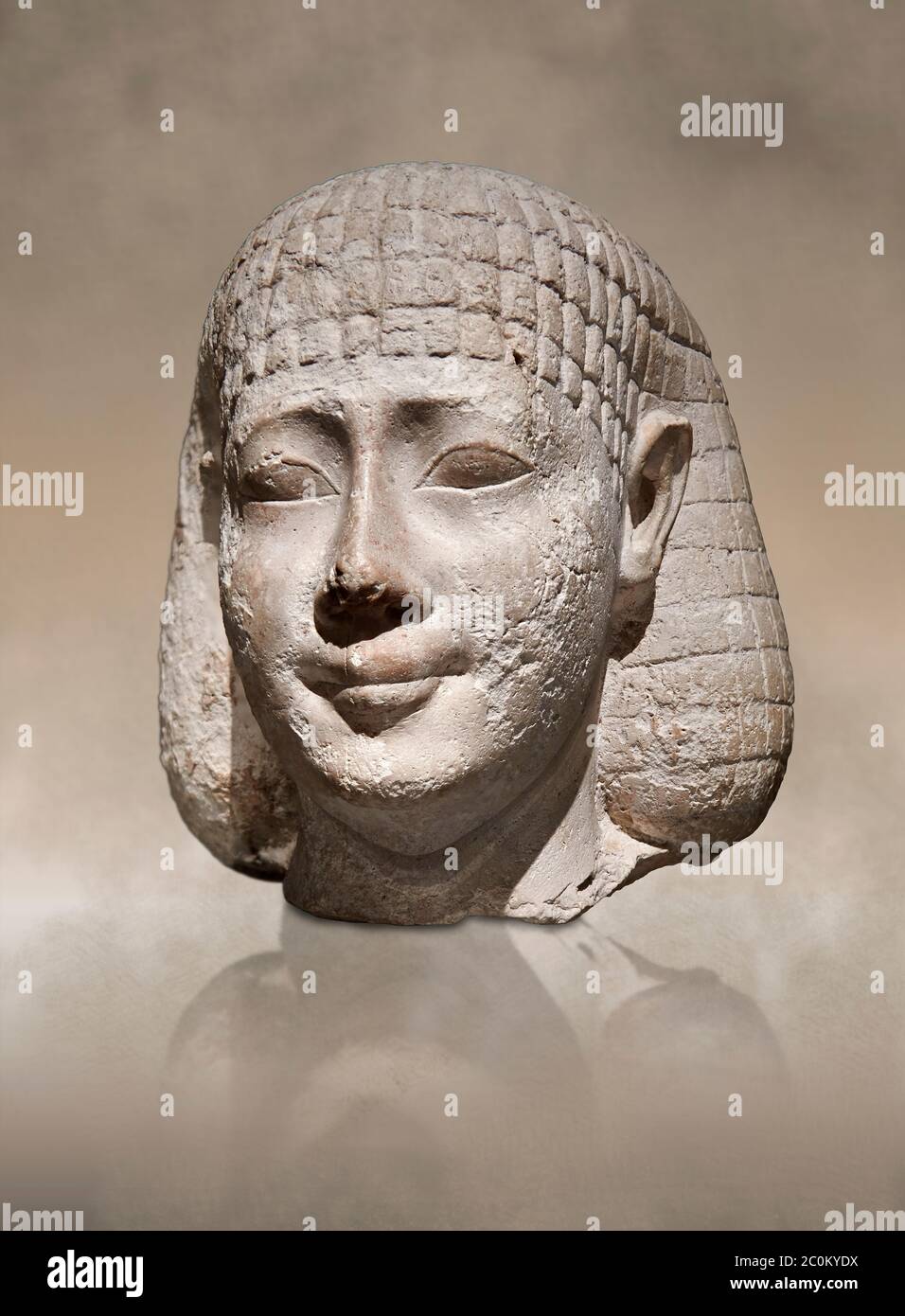 Buste de statue égyptienne antique d'un homme, graywacke, période tardive, (722-322 av. J.-C.), . Musée égyptien, Turin. Fond gris. Ancien fonds. Cat. 3078. Banque D'Images