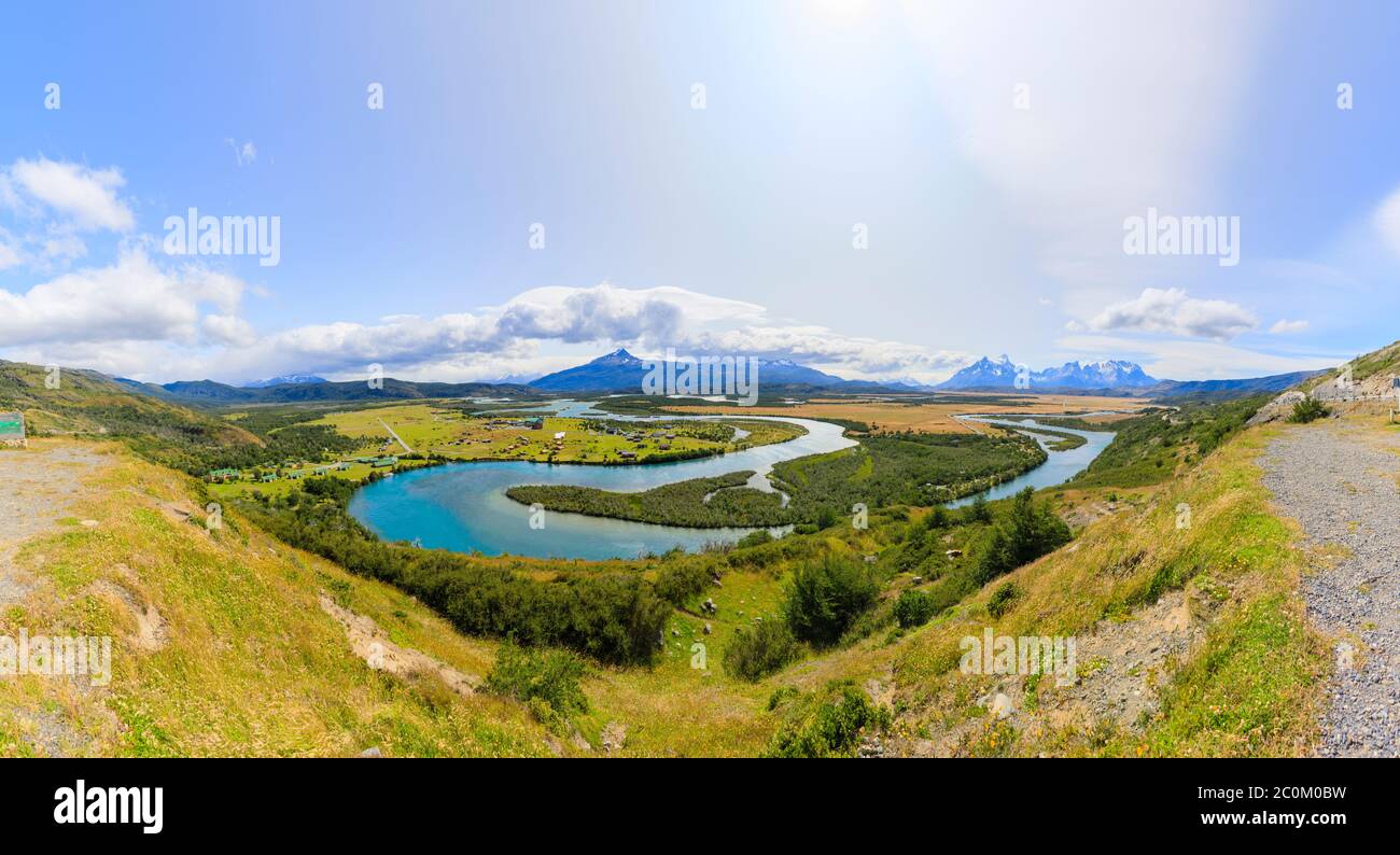 Vue panoramique sur la rivière Serrano (Río Serrano) depuis Mirador Rio Serrano dans le parc national Torres del Paine, Patagonie, sud du Chili Banque D'Images