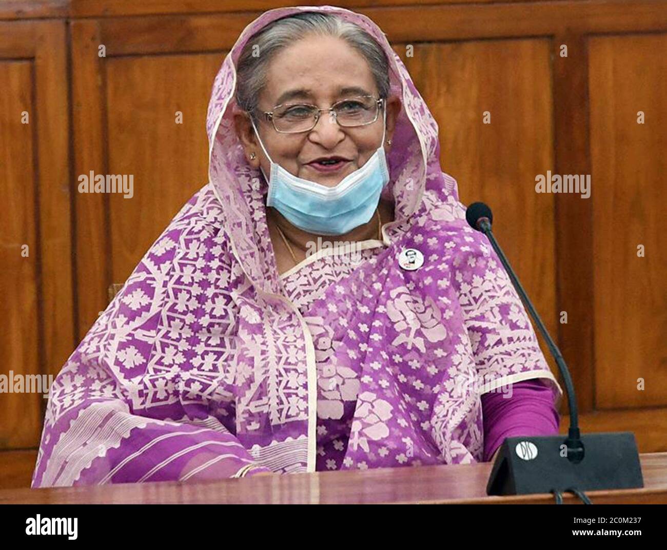 (200612) -- DHAKA, 12 juin 2020 (Xinhua) -- le Premier ministre bangladais, Sheikh Hasina, s'exprime au Parlement à Dhaka, au Bangladesh, le 11 juin 2020. Le gouvernement du Bangladesh a dévoilé un budget national record de 5.68 billions de taka (environ 66.9 milliards de dollars américains) pour l'exercice 2020-21 à compter de juillet. (PID/distribution via Xinhua) Banque D'Images