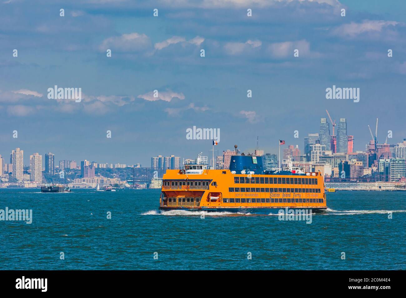 New York, États-Unis d'Amérique. Ferry Staten Island approchant Manhattan dans la baie de New York. Banque D'Images