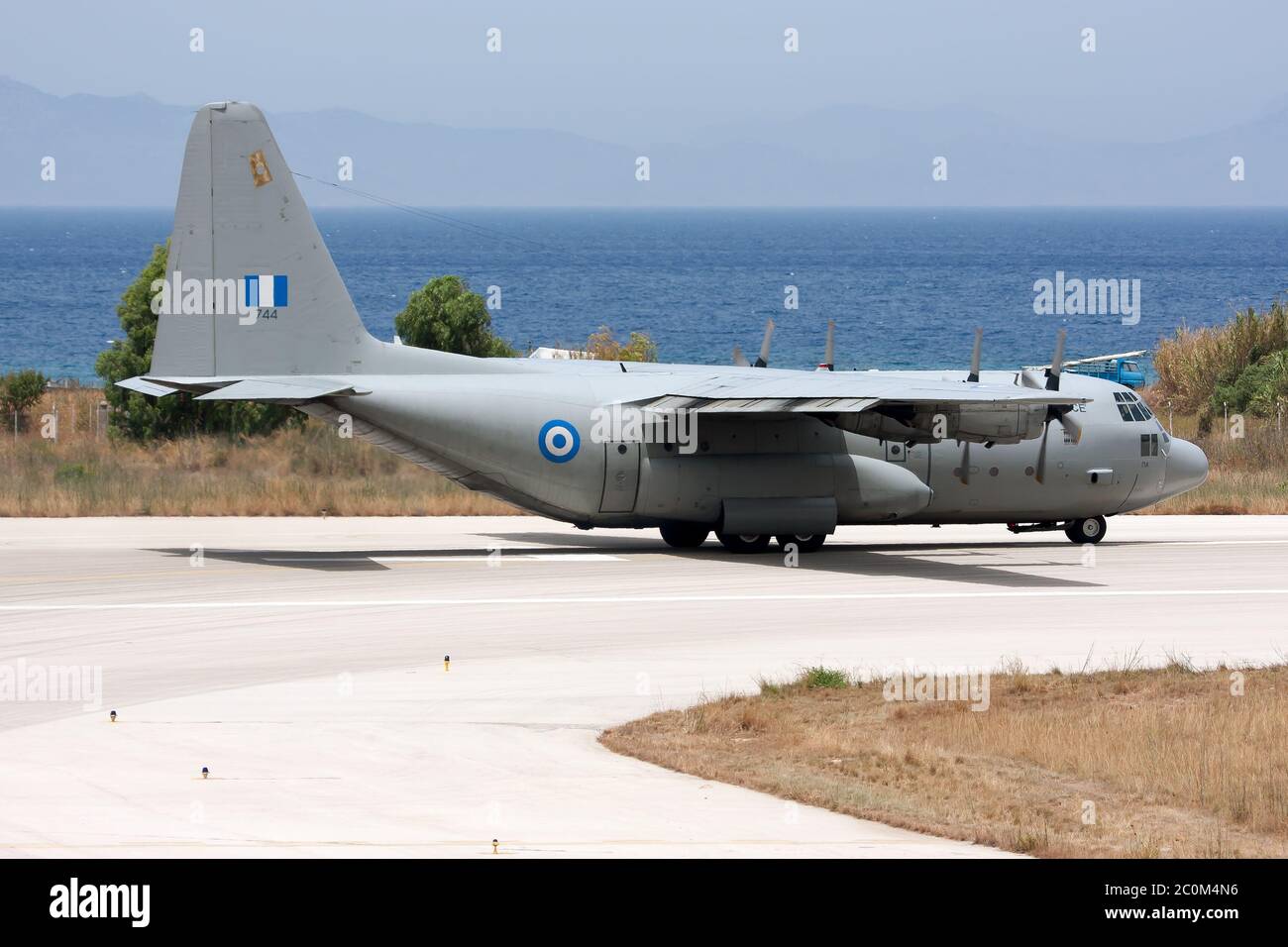 Grèce, Air Force Lockheed C-130H Hercules quittant l'aéroport de Rhodes. Banque D'Images