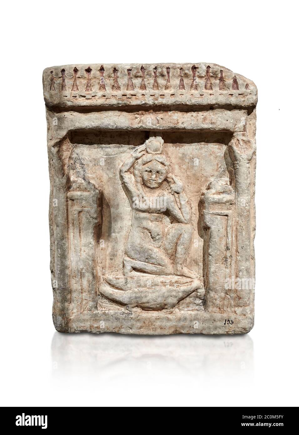 Stèle égyptienne de Theanou, calcaire, période romaine, 1er cent AD, COM Abu Billo, Cat 18117. Musée égyptien, Turin. Fond gris Banque D'Images