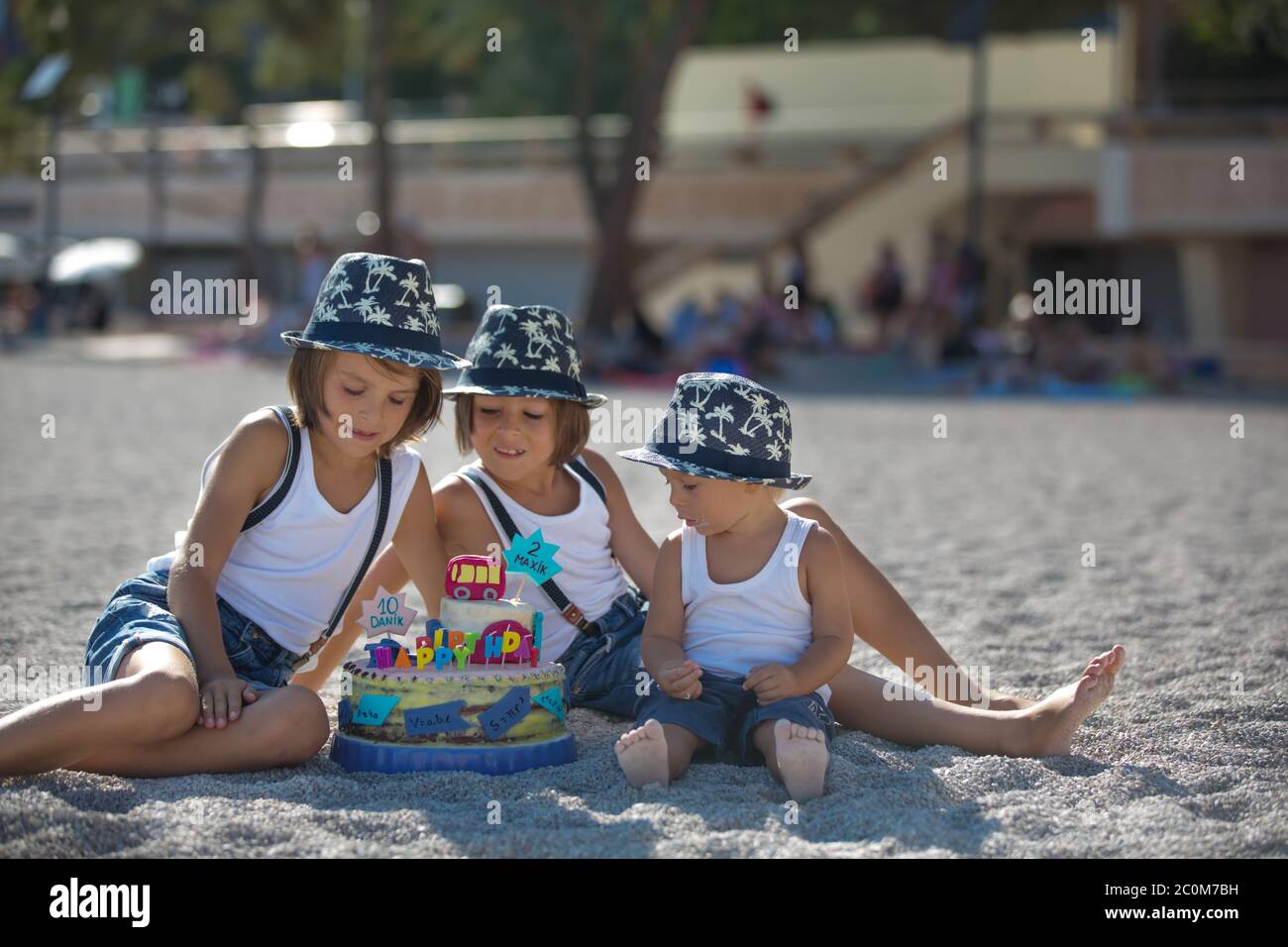 Les Garcons Douceurs Celebrant L Anniversaire De La Plage Avec Le Theme De Voiture Gateau Et La Decoration L Ete Photo Stock Alamy