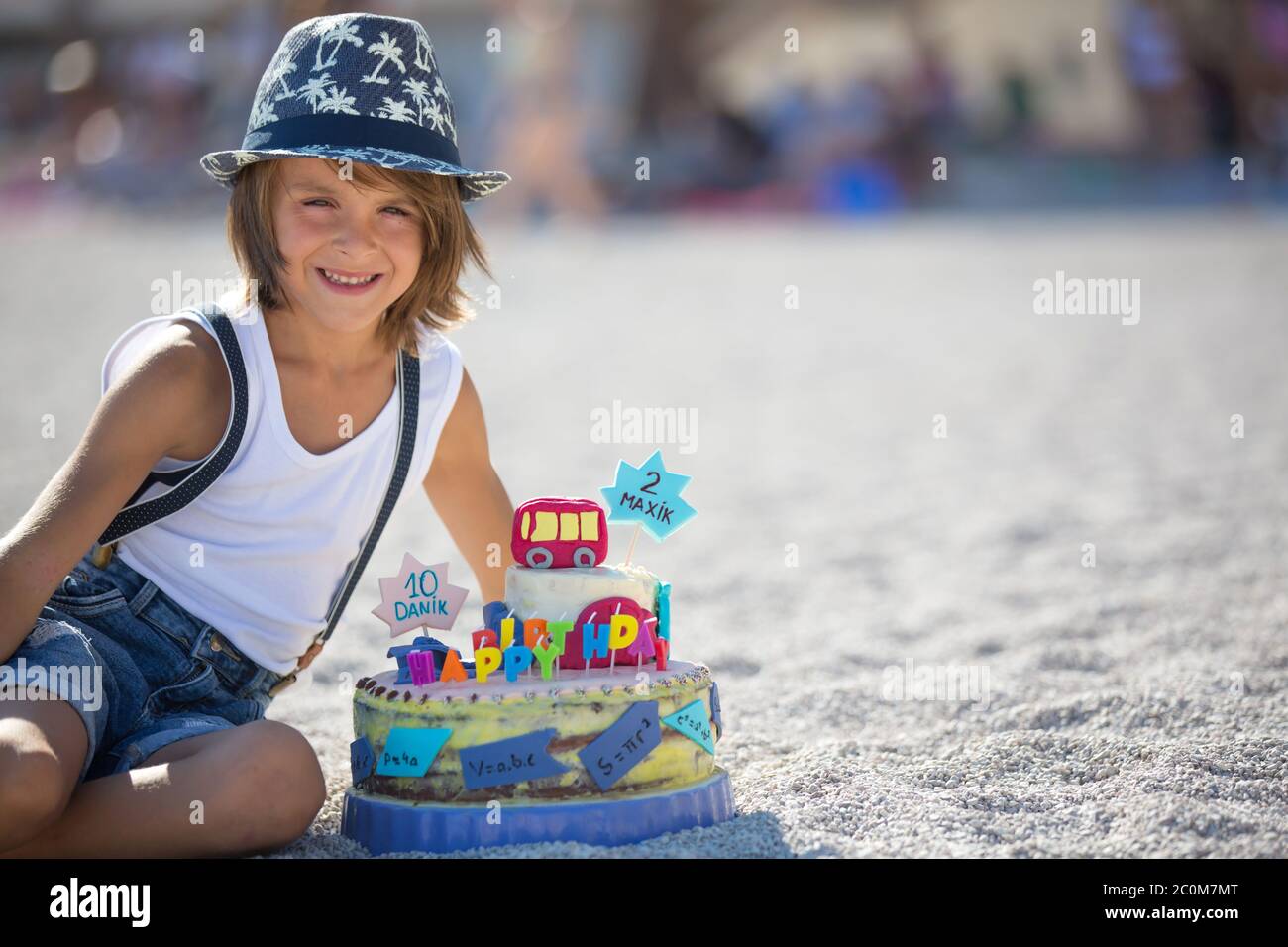 Les Garcons Douceurs Celebrant L Anniversaire De La Plage Avec Le Theme De Voiture Gateau Et La Decoration L Ete Photo Stock Alamy