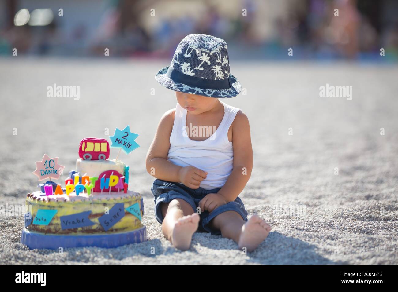 Les Garcons Douceurs Celebrant L Anniversaire De La Plage Avec Le Theme De Voiture Gateau Et La Decoration L Ete Photo Stock Alamy