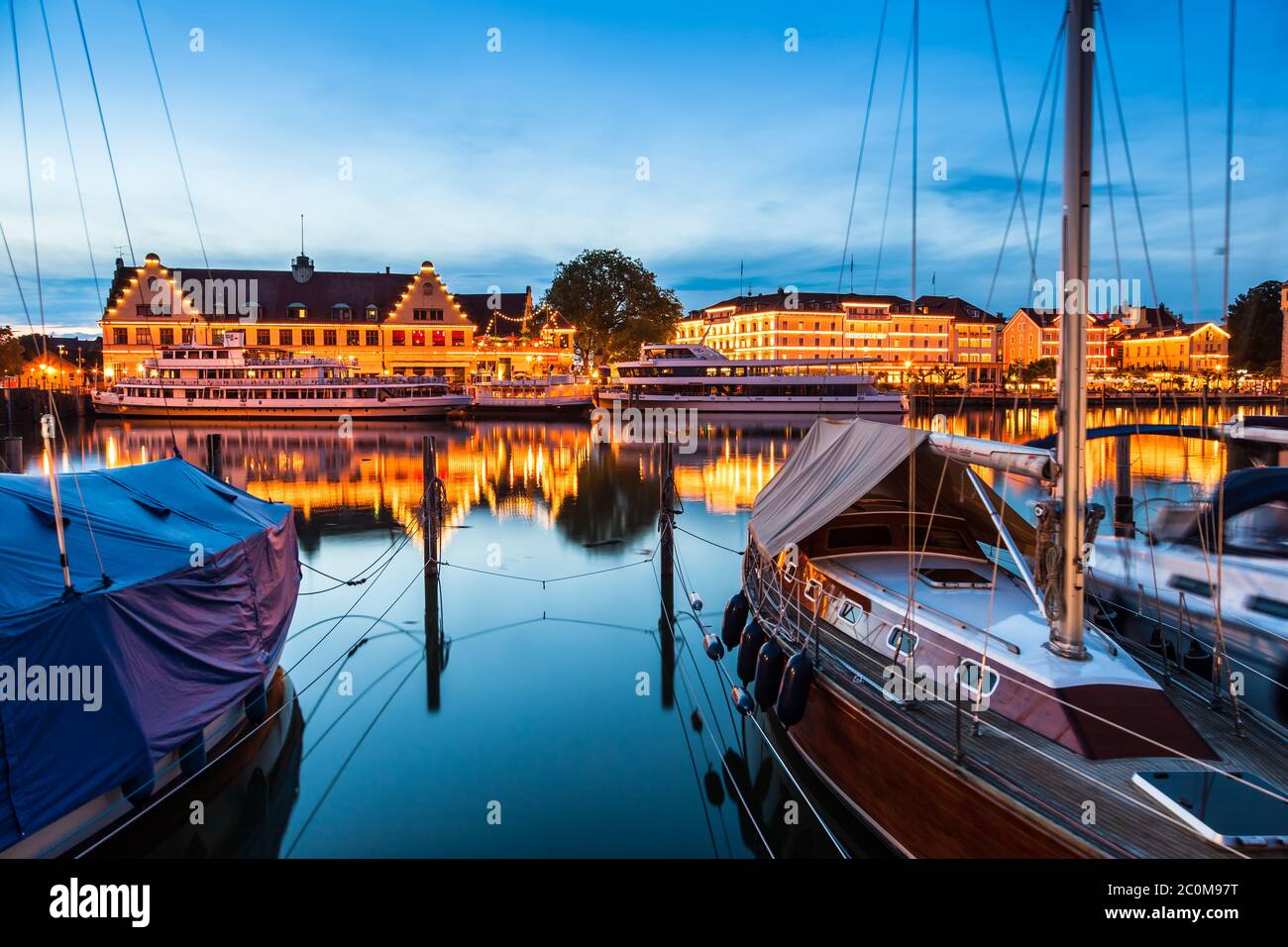 Vue nocturne du vieux port et de la ville de Lindau, lac de Constance en Allemagne. Bodensee. Banque D'Images