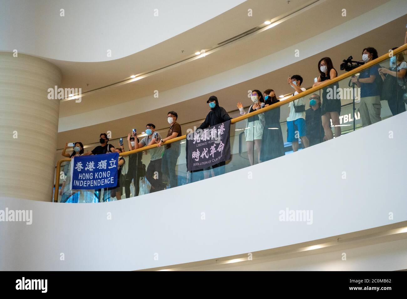 Les manifestants arboraient le drapeau de l'indépendance de Hong Kong lors de la manifestation dans un centre commercial.les manifestants pro-démocratie ont organisé une manifestation dans le centre commercial Pacific place dans le quartier central de Hong Kong pour marquer le premier anniversaire du début du mouvement anti-gouvernement à grande échelle déclenché par le projet Le projet de loi sur l'extradition, dont beaucoup estiment qu'il servira d'outil politique pour taire les ennemis politiques de la Chine à Hong Kong. Banque D'Images