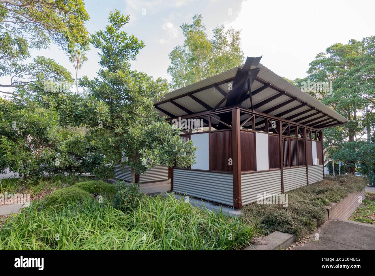 Ce bâtiment public d'ablutions contenant des douches et des toilettes par l'architecte Richard Leplastrier disparaît presque dans son environnement de plantation indigène. Banque D'Images