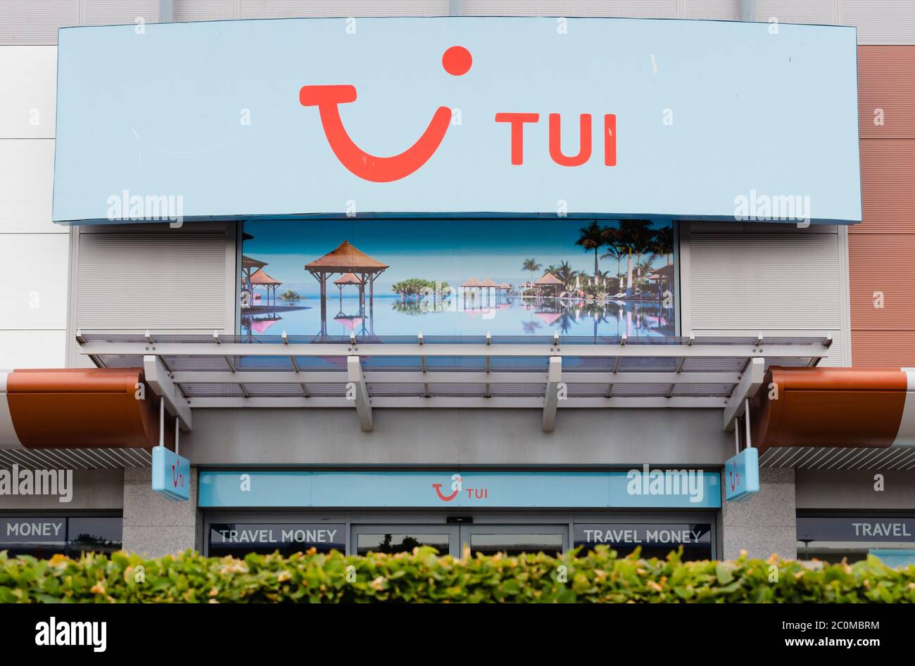 Newport, pays de Galles, Royaume-Uni. 12 juin 2020. Avant et logo de la boutique TUI Travel agents. Banque D'Images