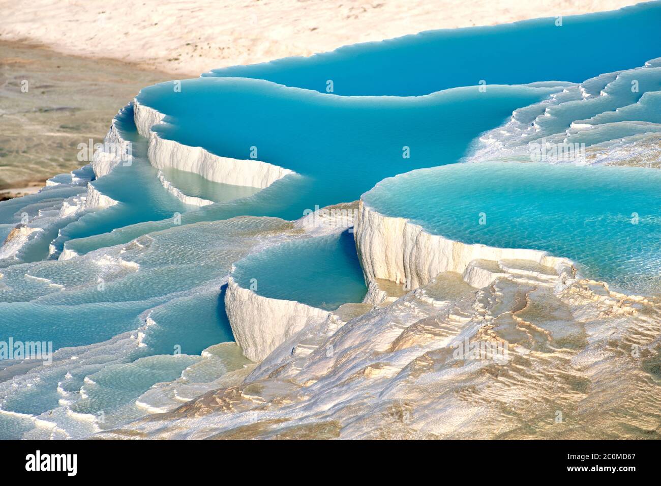 Pamukkale, signifiant "château de coton" en turc, naturel travertin thermaux piscines Denizli, Turquie. Banque D'Images