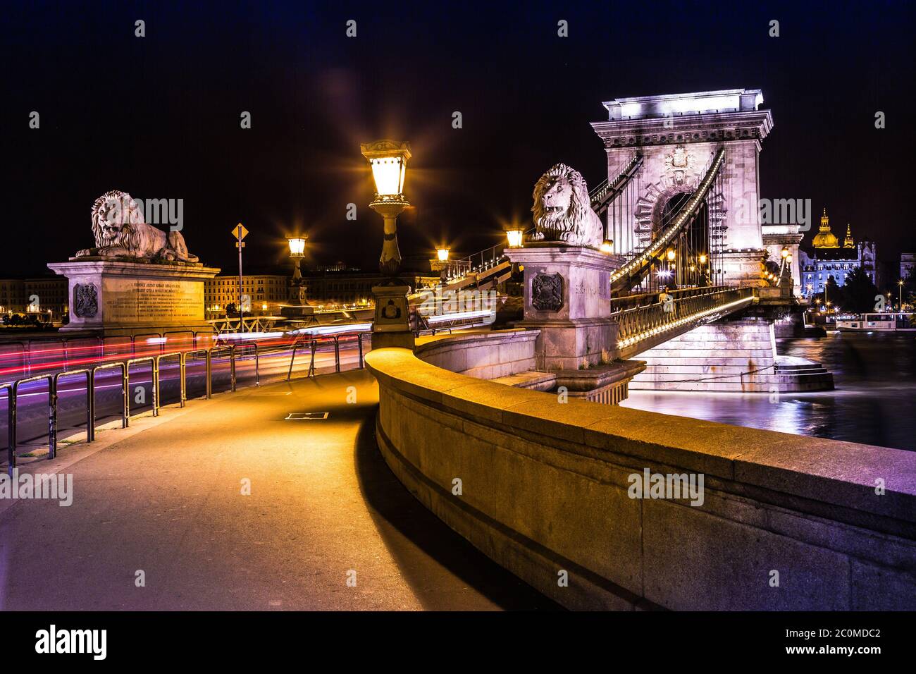 Ville de Budapest en Hongrie paysage urbain nocturne, rue sur le pont de la chaîne de Szechenyi Banque D'Images