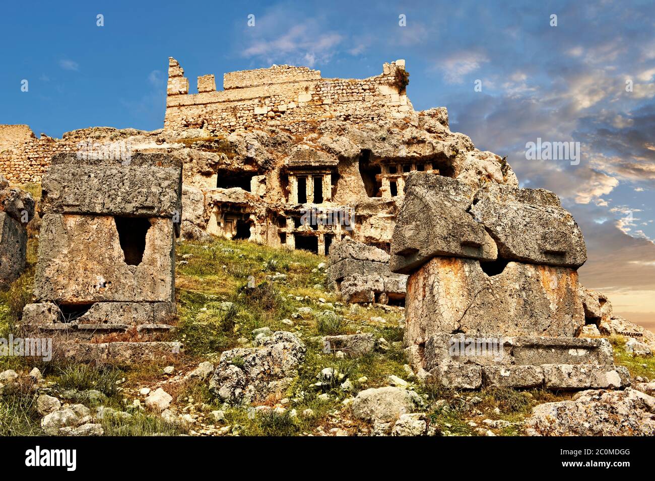 Tlos acropolis et maison lycienne et tombes de type temple coupées en pierre. Tlos est où le héros mythologique Bellerophon a vécu le cheval volant à ailes Pegasus. Ana Banque D'Images