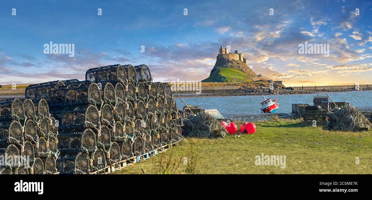 Château de Lindisfarne et pots à homard, bateau de pêche - château du XVIe siècle, Île Sainte, Lindisfarne, Northumberland, Angleterre Banque D'Images