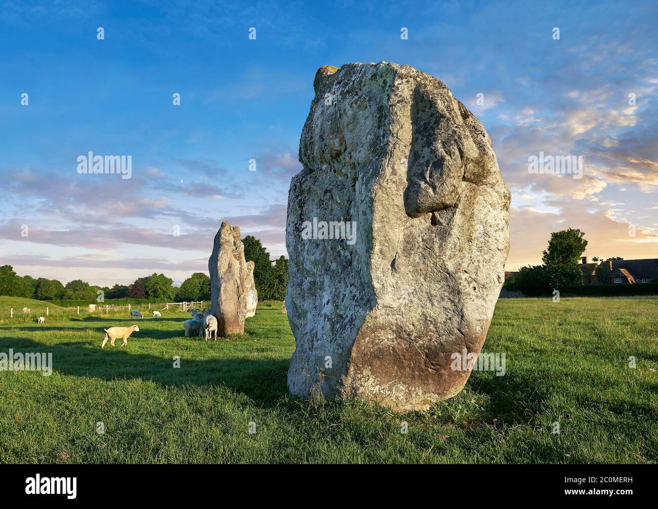Avebury Pierre debout néolithique cercle le plus grand d'Angleterre au coucher du soleil, Wiltshire, Angleterre, Europe Banque D'Images