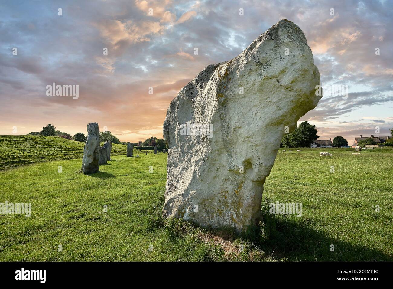 Avebury Pierre debout néolithique cercle le plus grand d'Angleterre, Wiltshire, Angleterre, Europe Banque D'Images