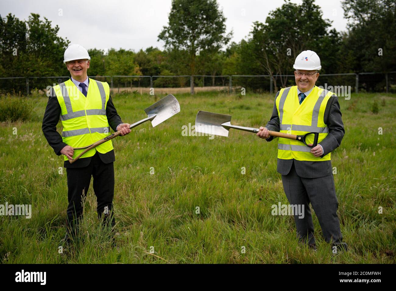 Bryn Hughes (L), père du PC Nicola Hughes, et Paul Bone, père du PC Fiona Bone, lors d'une cérémonie révolutionnaire pour le nouveau Mémorial de la police britannique à l'Arboretum du Mémorial national d'Alreewa, Staffordshire. Banque D'Images