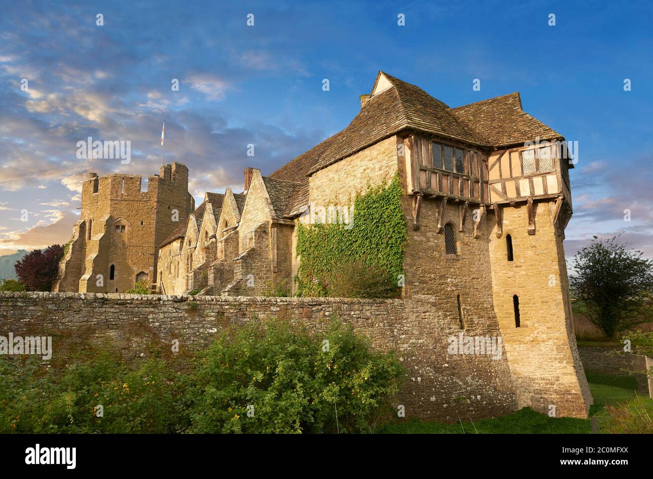La tour nord à colombages construite dans les années 1280, le plus beau manoir médiéval fortifié d'Angleterre, le château de Stokesay, Shropshire, Angleterre Banque D'Images