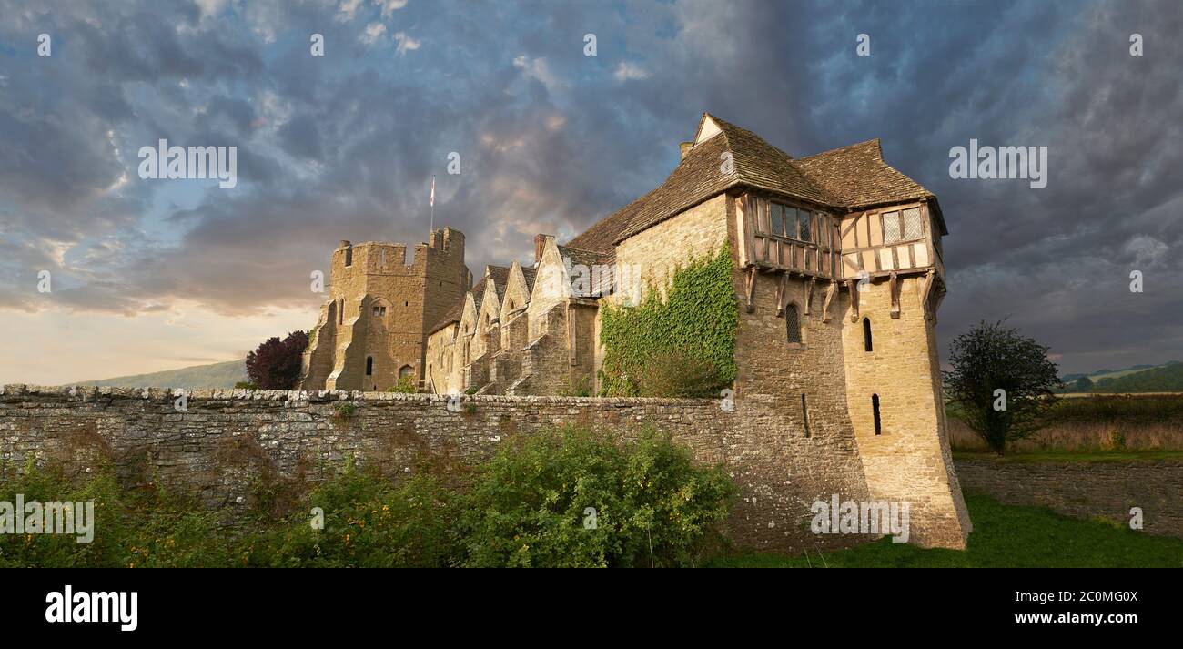 La tour nord à colombages construite dans les années 1280, le plus beau manoir médiéval fortifié d'Angleterre, le château de Stokesay, Shropshire, Angleterre Banque D'Images