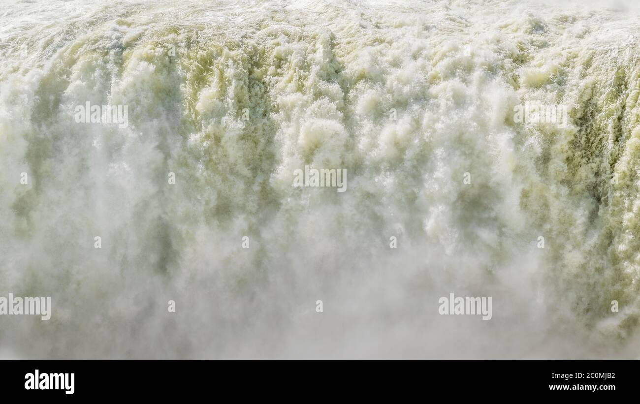 Vue spectaculaire sur les chutes de la gorge du diable au parc d'Iguazu, à la frontière argentine. Banque D'Images