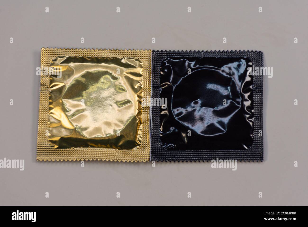 Affichage des préservatifs colorés soigneusement disposés sur une plate-forme Banque D'Images