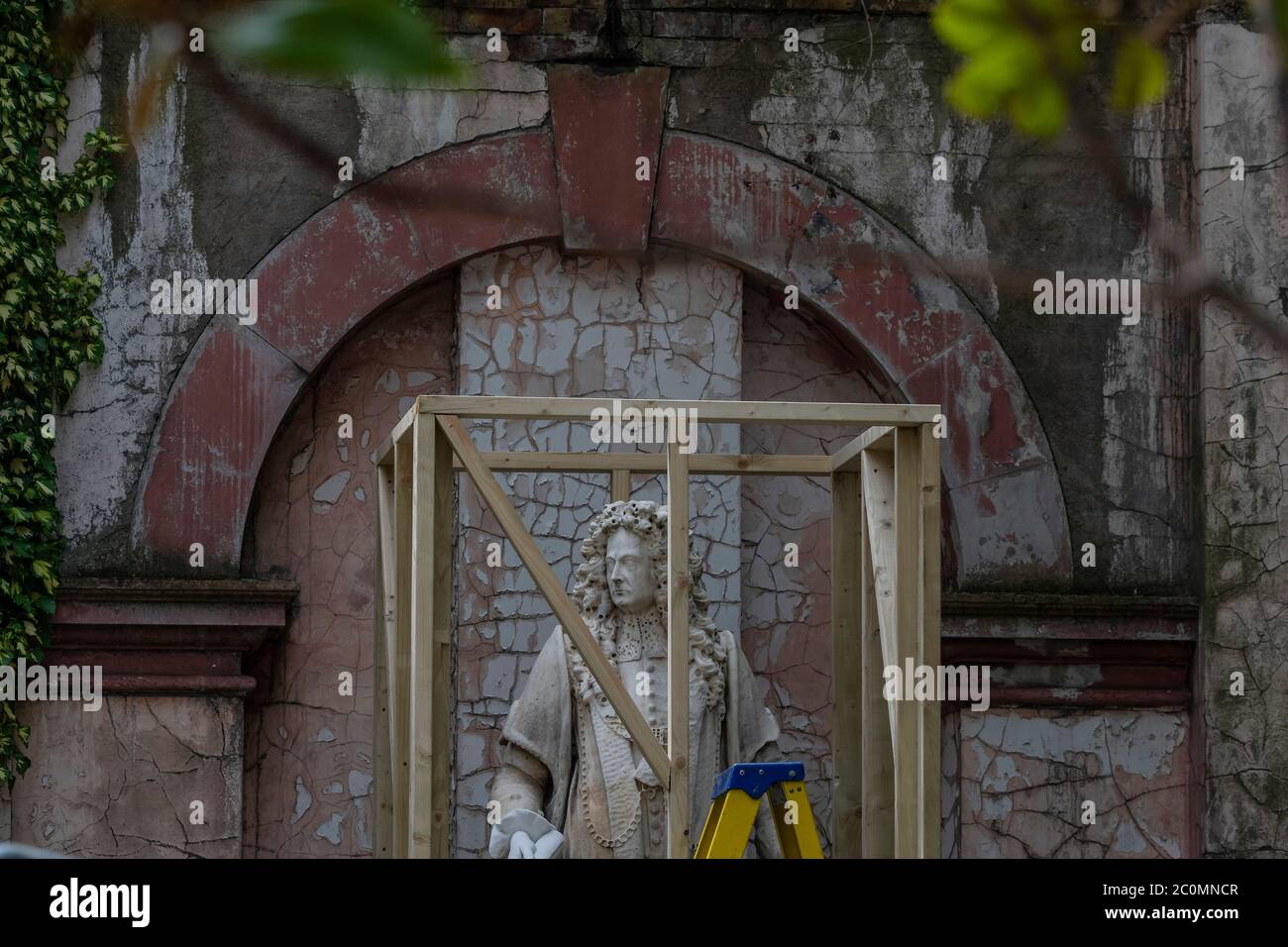 Londres, Royaume-Uni. 12 juin 2020. La statue de Sir Robert Clayton, à l'hôpital St Thomas, est couverte en réponse aux protestations de Black Lives Matter Credit: Guy Bell/Alay Live News Banque D'Images