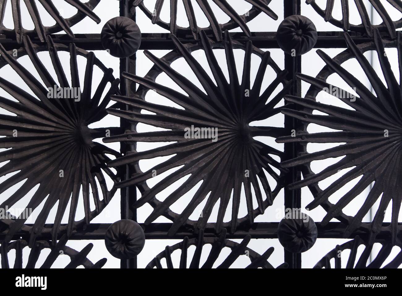 Porte en fonte pour la Casa Vicens conçue par l'architecte moderniste catalan Antoni Gaudí (1883-1885) exposée au Musée national d'Art de Catalogne (Museu Nacional d'Art de Catalunya) à Barcelone, Catalogne, Espagne. Les feuilles de la palmier naine méditerranéenne (Chamaerops humilis) également connue sous le nom de palmier éventail européen sont représentées dans la porte. Banque D'Images