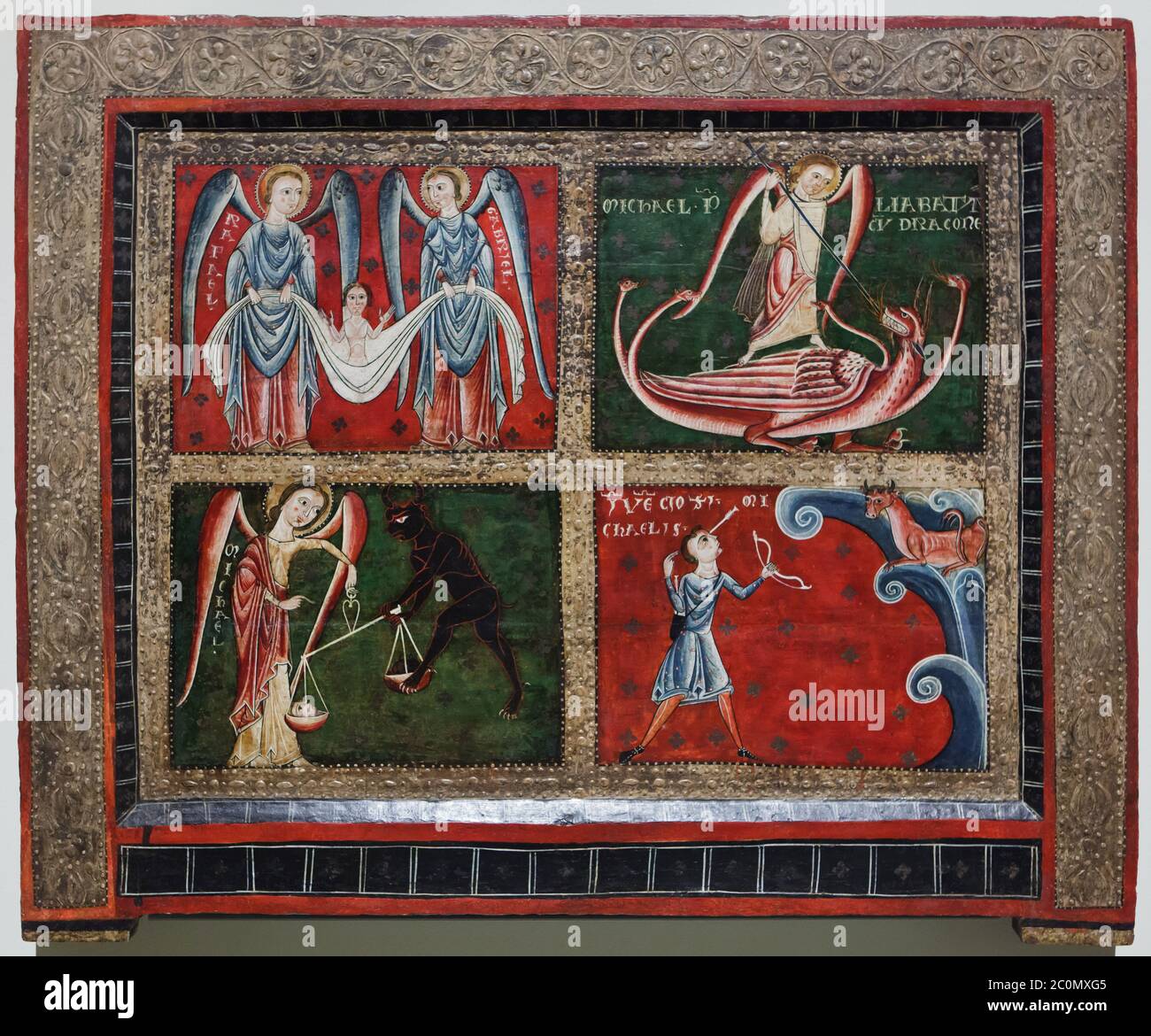 L'antependium roman (autel frontal), connu sous le nom d'Antependium des Archanges datant du deuxième quart du XIIIe siècle peint probablement par Maître de Sant Pau de Casserres (Mestre de Sant Pau de Casserres) Peint également des peintures murales dans l'église de Sant Pau de Casserres dans la ville de Casserres (Berguedà) en Catalogne, Espagne, maintenant exposée au Musée national d'Art de Catalogne (Museu Nacional d'Art de Catalunya) à Barcelone, Catalogne, Espagne. Banque D'Images