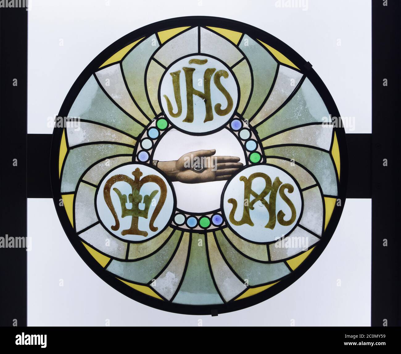 L'œil éternel est représenté dans la vitrail conçue par l'architecte moderniste catalan Antoni Gaudí avec l'aide d'Enric Monserdà et de la grande Amigó (1900-1902) au Musée national d'art de Catalogne (Museu Nacional d'Art de Catalunya) à Barcelone, Catalogne, Espagne. Banque D'Images