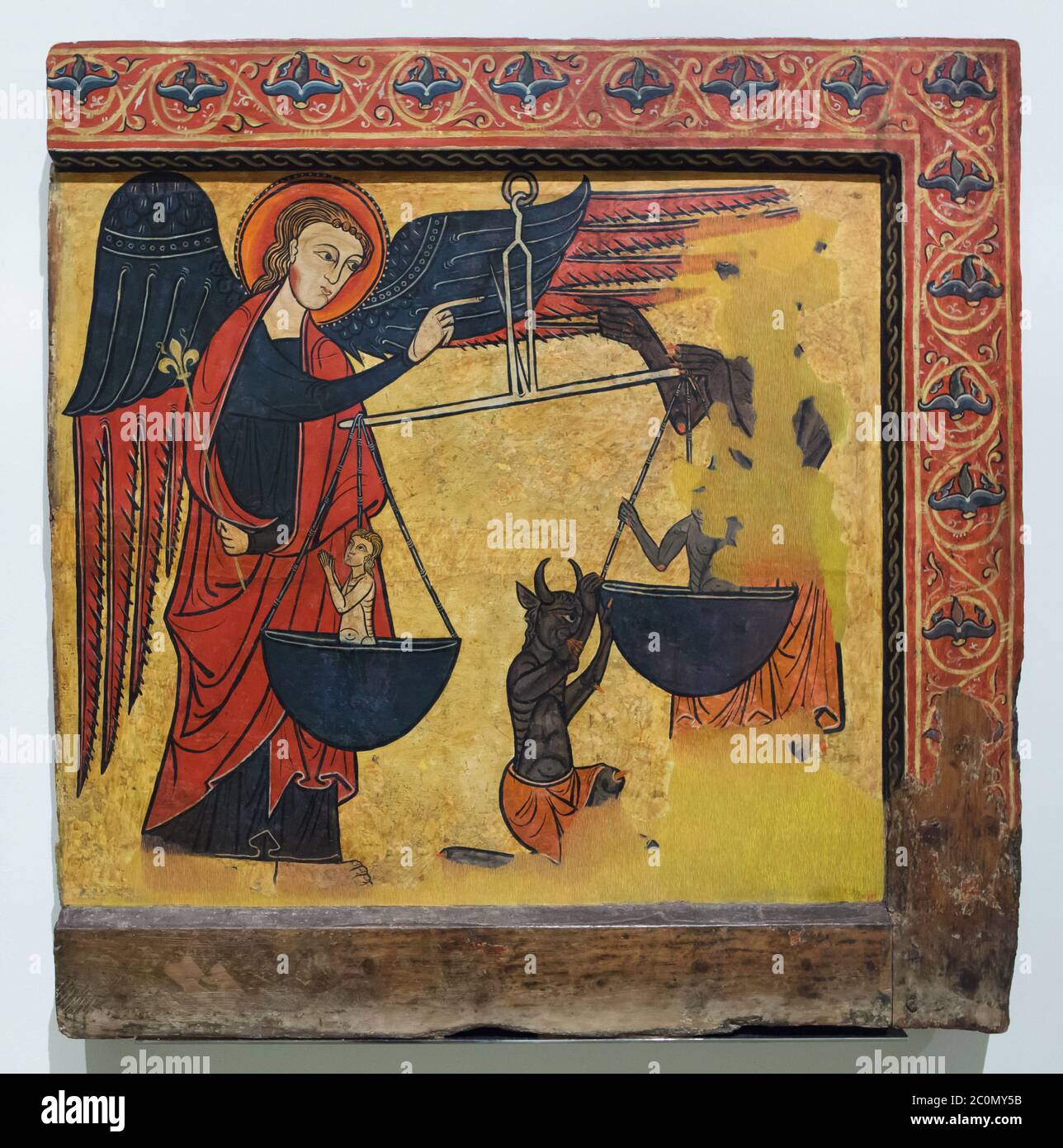 Archange Michel avec le diable pesant les âmes représentées dans l'autel gothique datant du début du XIVe siècle peint par Maître de Soriguerola (Mestre de Soriguerola) originaire de l'église paroissiale de San Cristóbal de Tobas (Ripollès) dans la province de Gérone en Catalogne, Espagne, Maintenant exposé au Musée national d'Art de Catalogne (Museu Nacional d'Art de Catalunya) à Barcelone, Catalogne, Espagne. Banque D'Images
