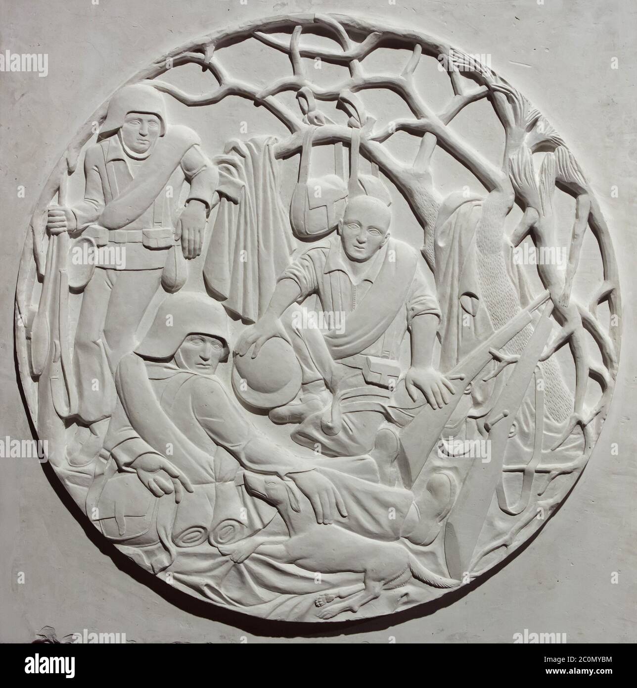 Relief 'sur la guerre' par le sculpteur moderniste espagnol Josep Granyer (1936) exposé au Musée national d'Art de Catalogne (Museu Nacional d'Art de Catalunya) à Barcelone, Catalogne, Espagne. Banque D'Images