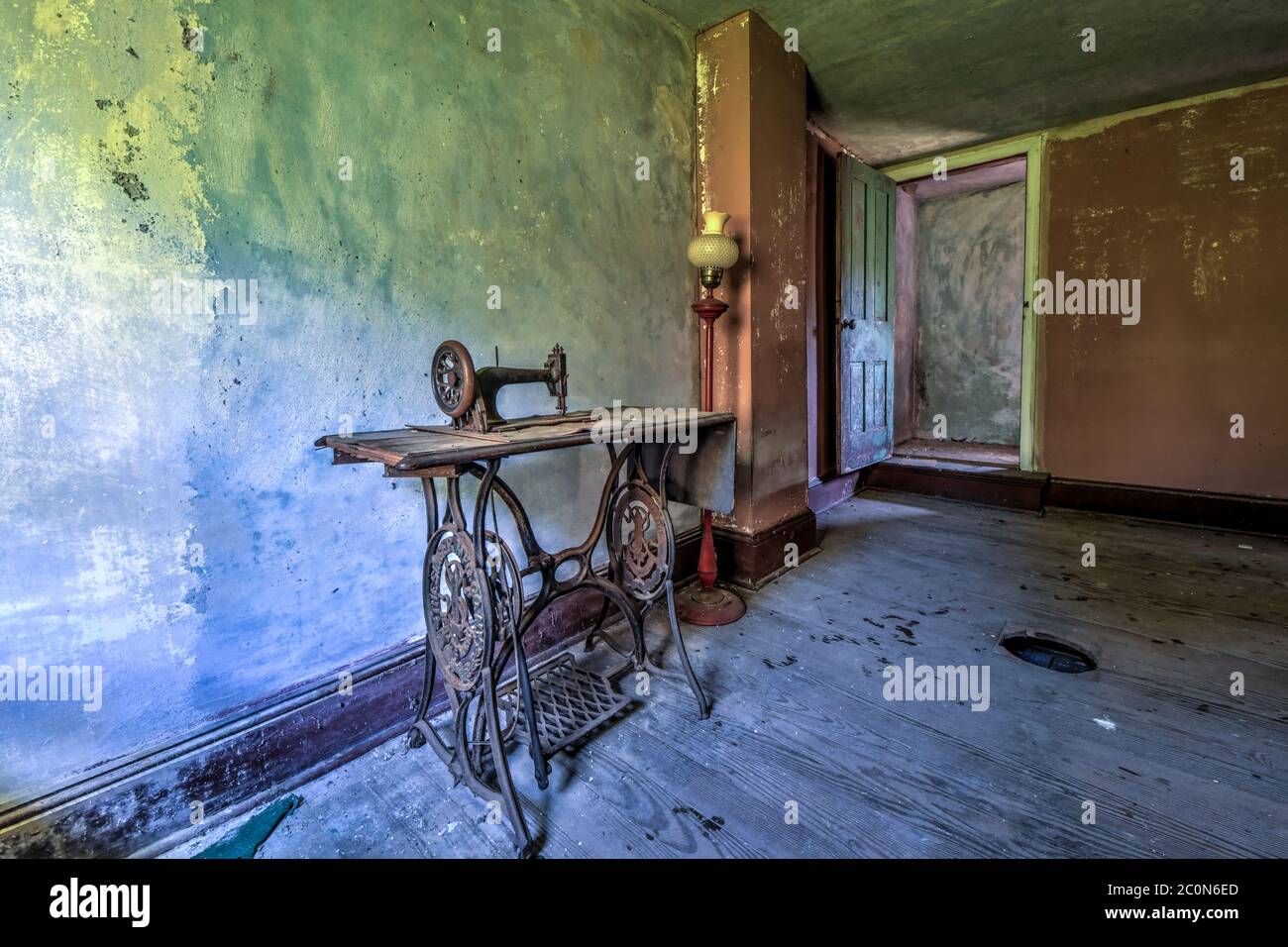 Machine à coudre vintage dans une maison abandonnée Banque D'Images
