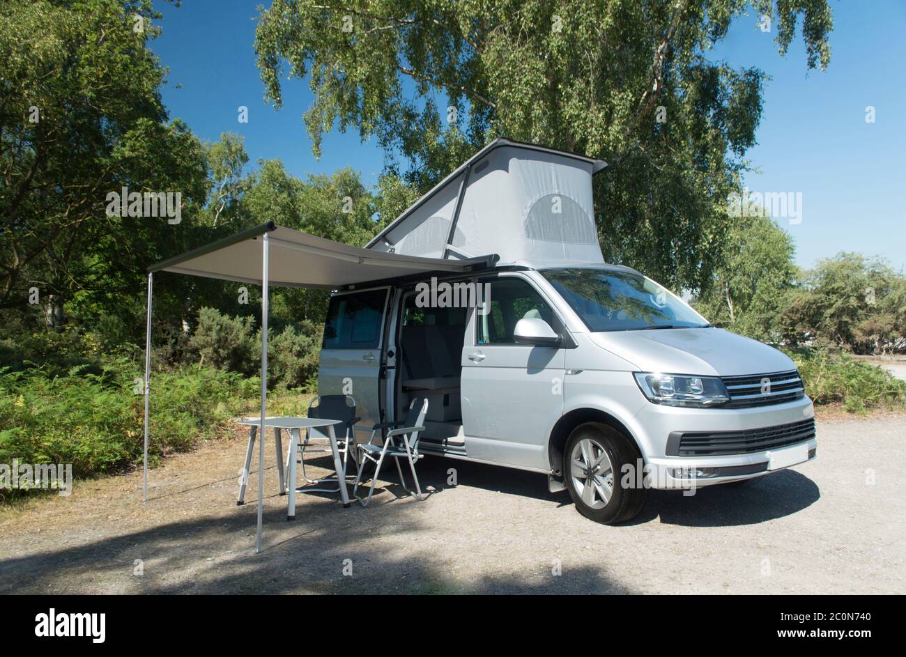 VW Camper Van Vacation, destination de vacances, voyager dans une fourgonnette de camping pour les vacances, destination de vacances pour l'été dans une maison mobile Banque D'Images