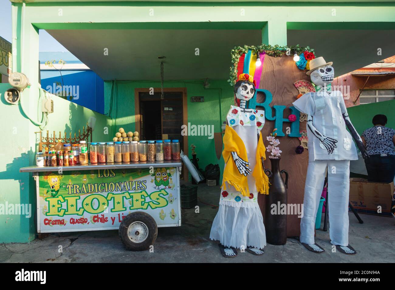 Merida, Mexique - 31 octobre 2018: Stand alimentaire pour 'Elotes' qui signifie maïs avec décoration de marionnettes de Catrina pour le jour du festival des morts Banque D'Images
