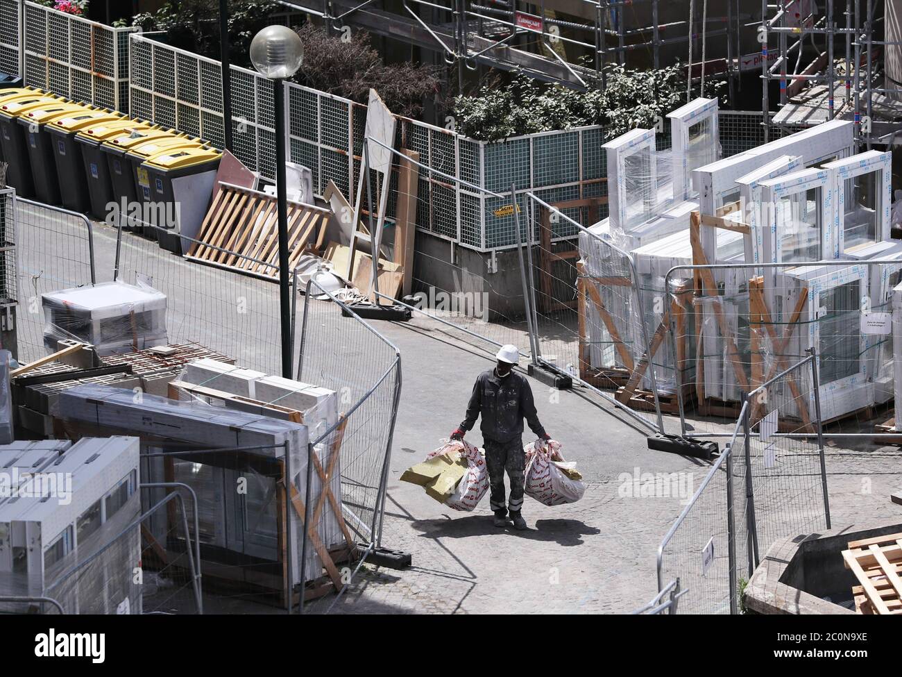 Paris, France. 11 juin 2020. Un travailleur est vu sur un chantier de construction à Clichy, près de Paris, France, le 11 juin 2020. La France a vu un demi-million de destructions nettes d'emplois de paye au premier trimestre 2020, principalement dans l'emploi temporaire, a déclaré le bureau national de statistiques INSEE jeudi. Crédit: Gao Jing/Xinhua/Alay Live News Banque D'Images