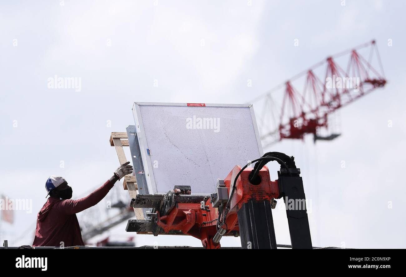 Paris, France. 11 juin 2020. Un travailleur travaille sur un chantier de construction à Clichy, près de Paris, France, le 11 juin 2020. La France a vu un demi-million de destructions nettes d'emplois de paye au premier trimestre 2020, principalement dans l'emploi temporaire, a déclaré le bureau national de statistiques INSEE jeudi. Crédit: Gao Jing/Xinhua/Alay Live News Banque D'Images