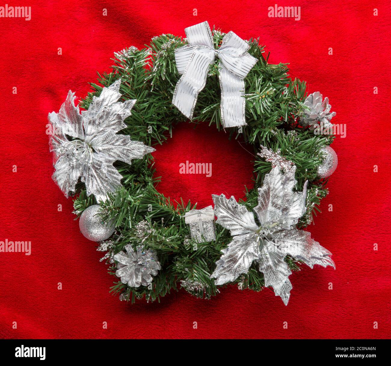 Couronne de Noël avec boules sur un rouge Banque D'Images