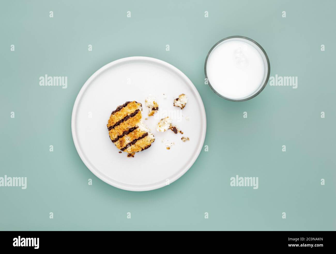 Cookie de noix de coco et un verre de lait sans lait Banque D'Images