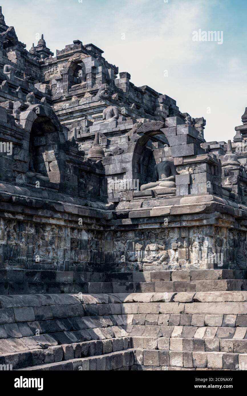 Statue de Borobudur, relief et stupa Banque D'Images