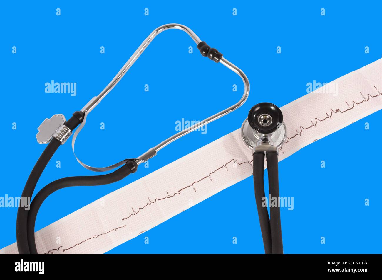 Phonendoscope et cardiogramme sur fond bleu Banque D'Images