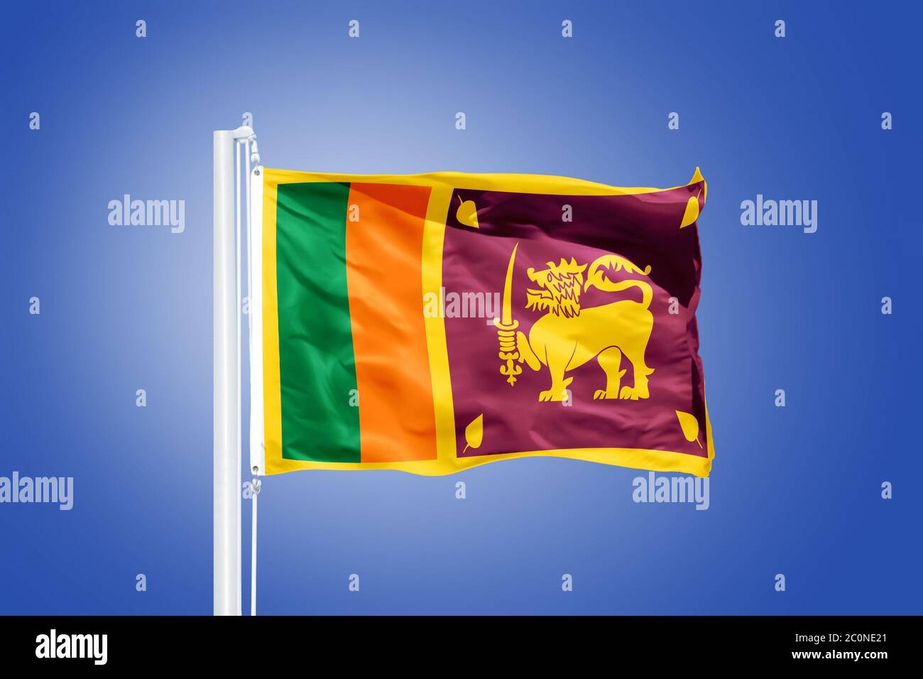 Drapeau du Sri Lanka volant contre un ciel bleu Banque D'Images