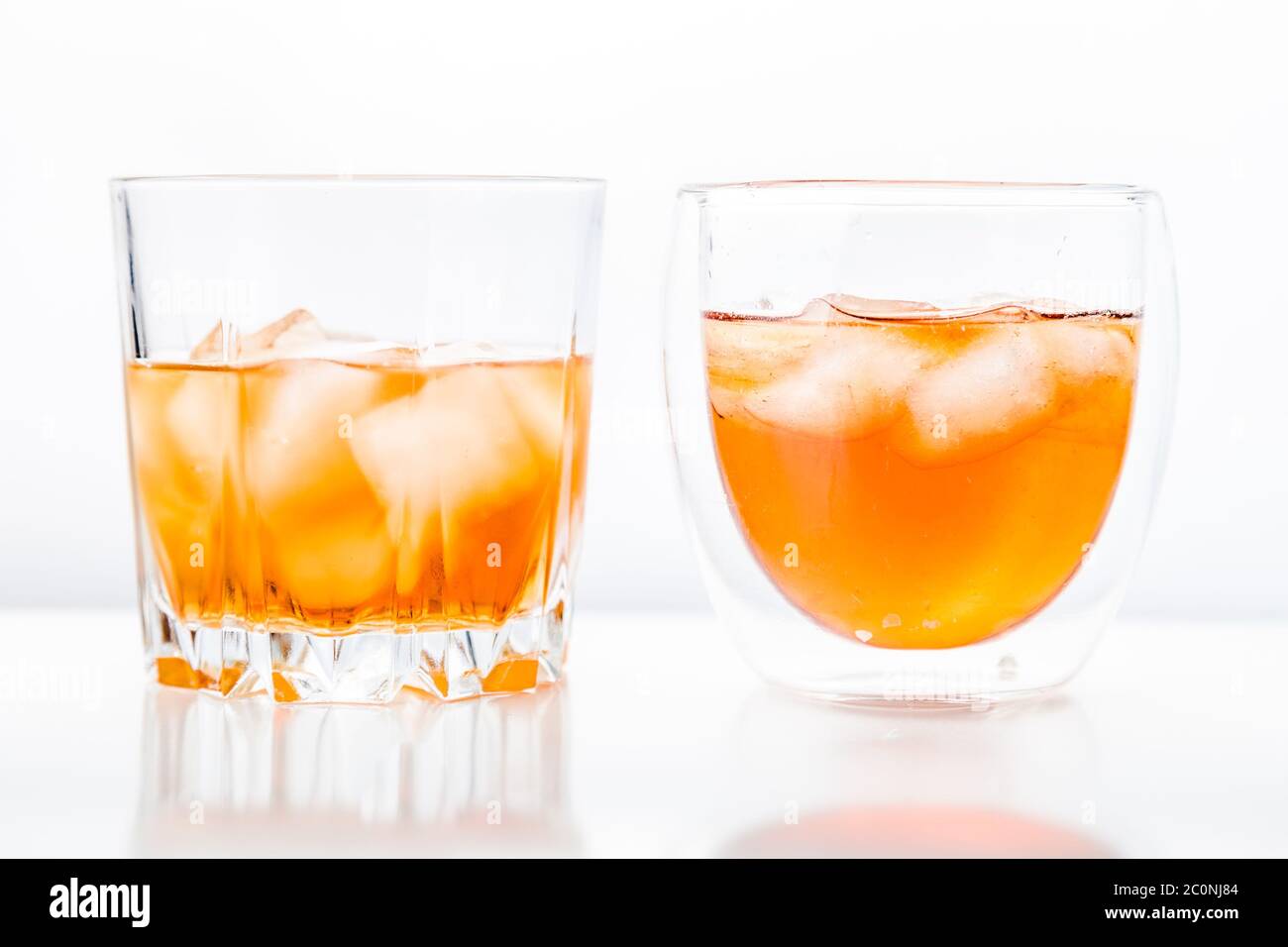 Deux verres de whisky différents Banque D'Images